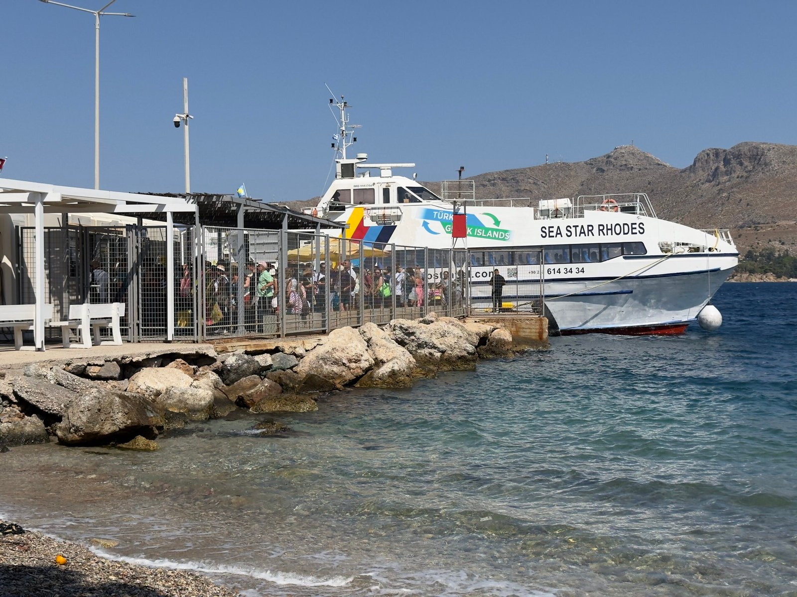 Passage de la douane des touristes turcs à leros